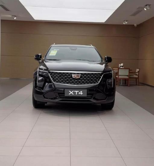 凯迪拉克XT4尽管价格不高，但是旗舰凯迪拉克该有的设计都是有的。霸气的盾牌中网，