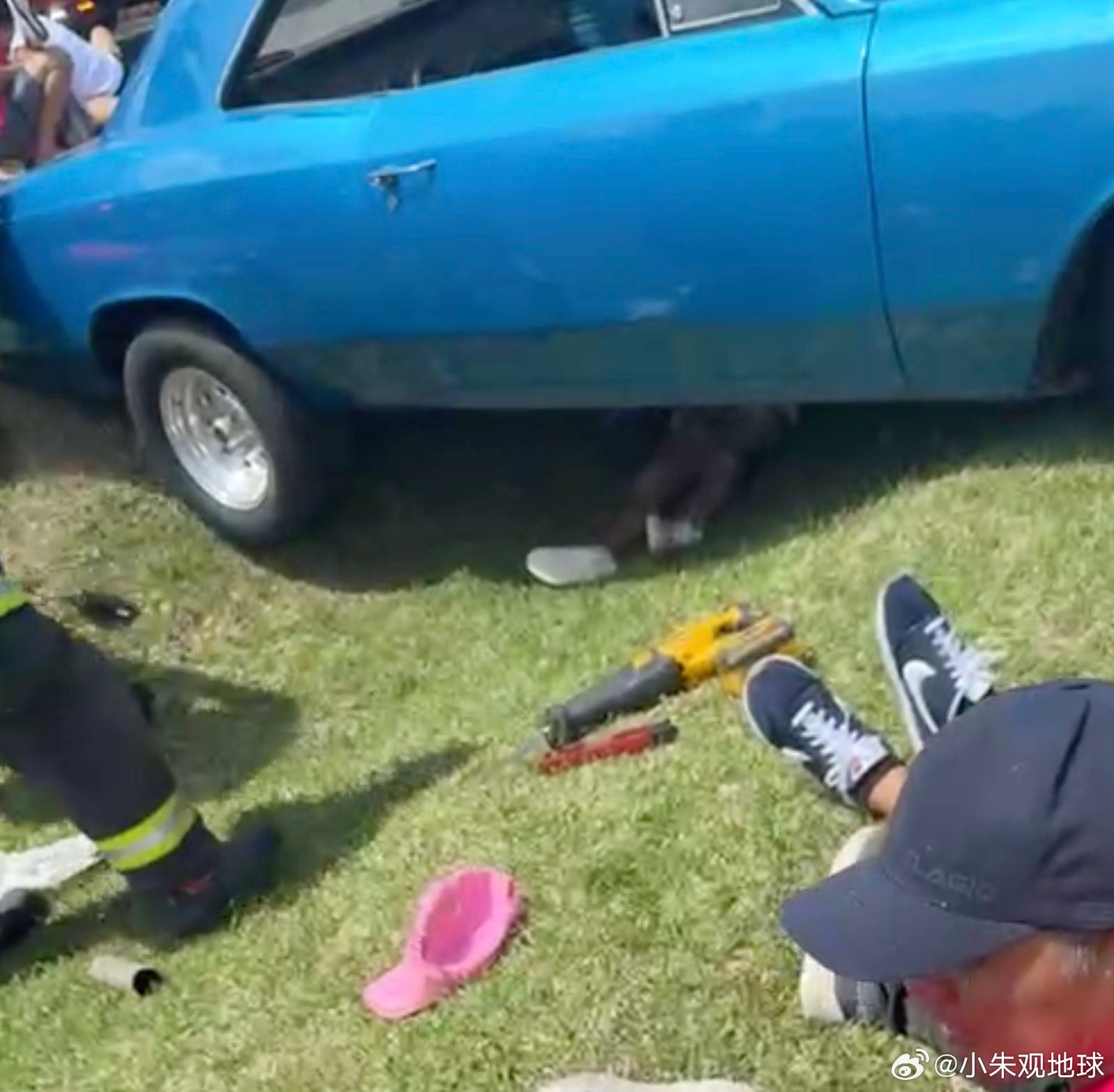 据报道，美国路易斯安那州新伊比利亚市的一场游行遭遇意外。一名涉嫌酒后驾车的司机突