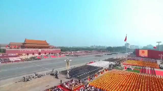 天安门前，老兵一个军礼，质疑者全闭嘴