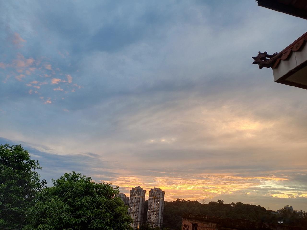 不开空调无非就是怕电费贵，没办法啊，普通人挣钱不够花，不节约怎么行呢？


还有