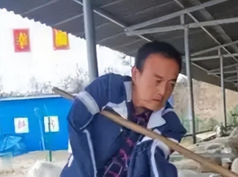 2003年，上门女婿刘斌意外失去双臂，丢掉工作的他被妻子一家扫地出门，带着年幼儿
