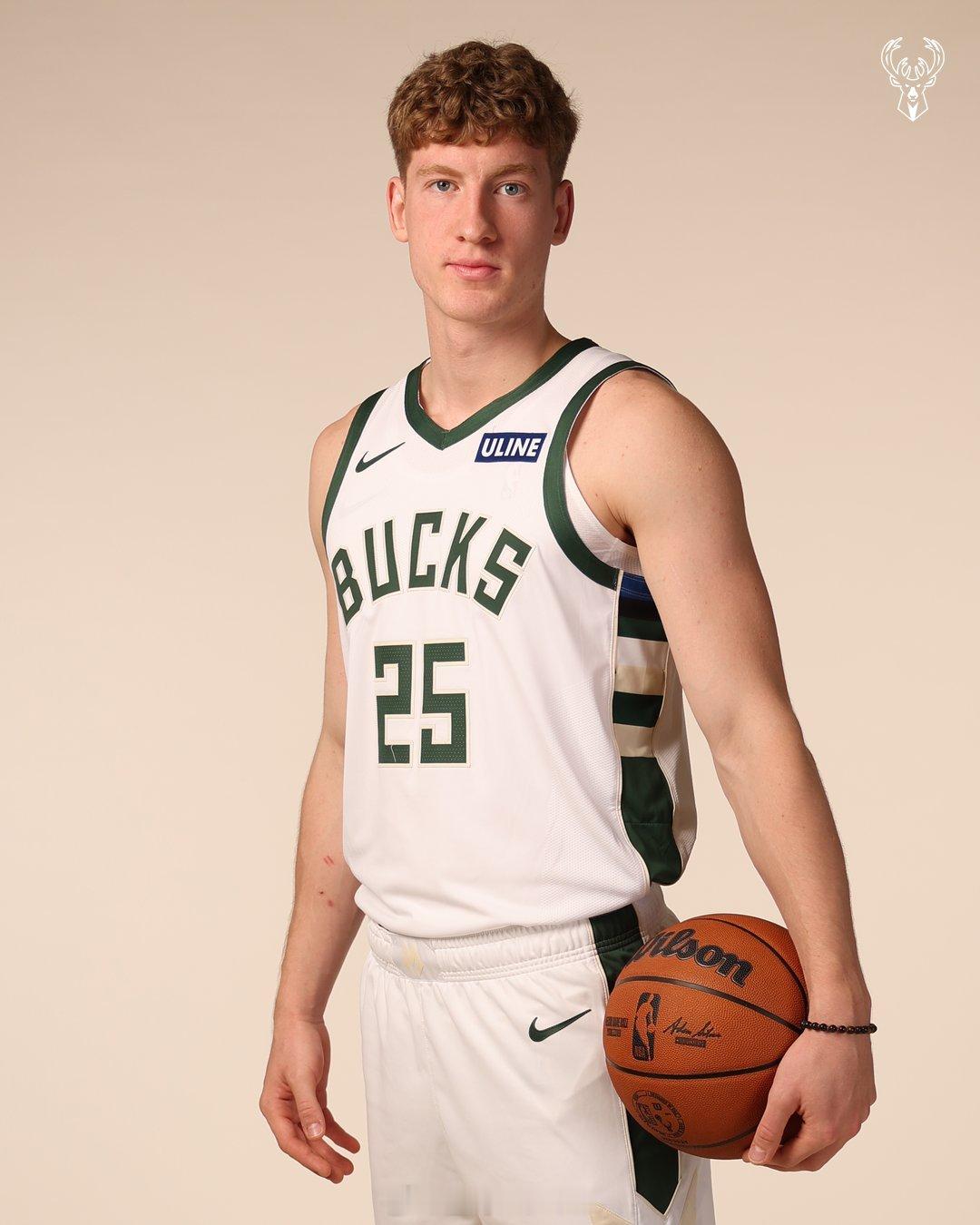 雄鹿官方晒4位新援定妆照各位新赛季一切顺利[赢牛奶]nba ​​​