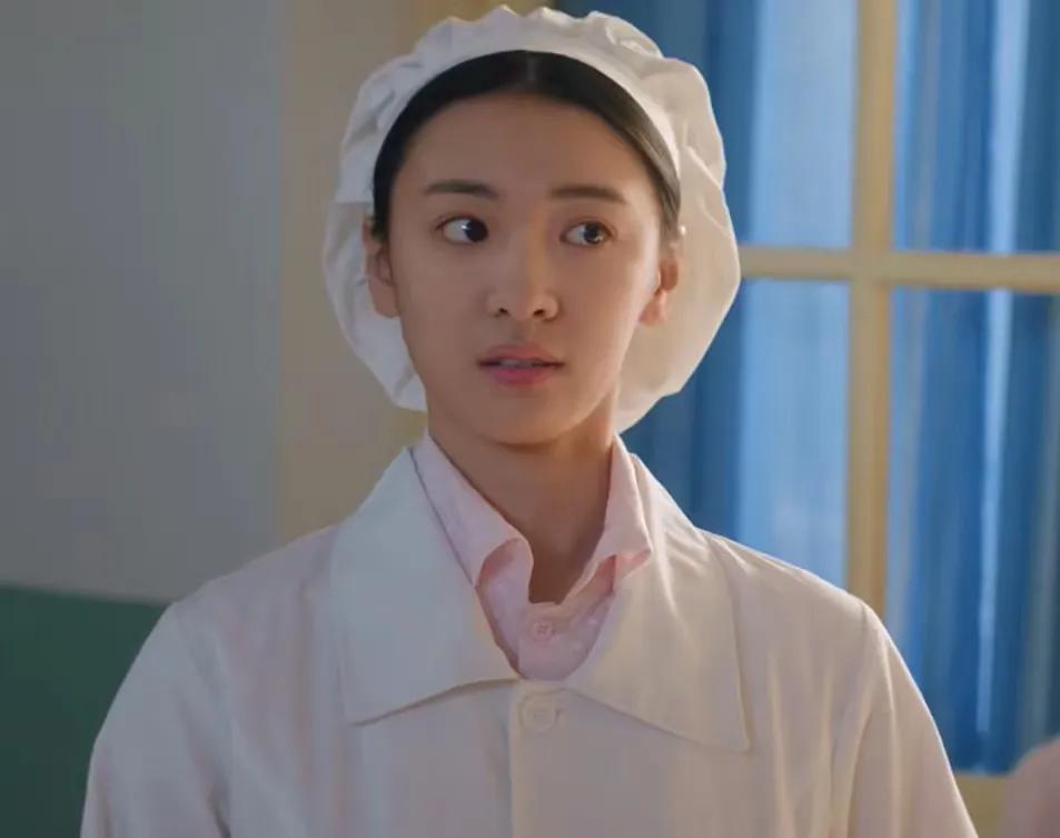 《纯真年代的爱情》让人李梓萌这个女孩子，她饰演的小周护士，就是方穆扬受伤住院时负