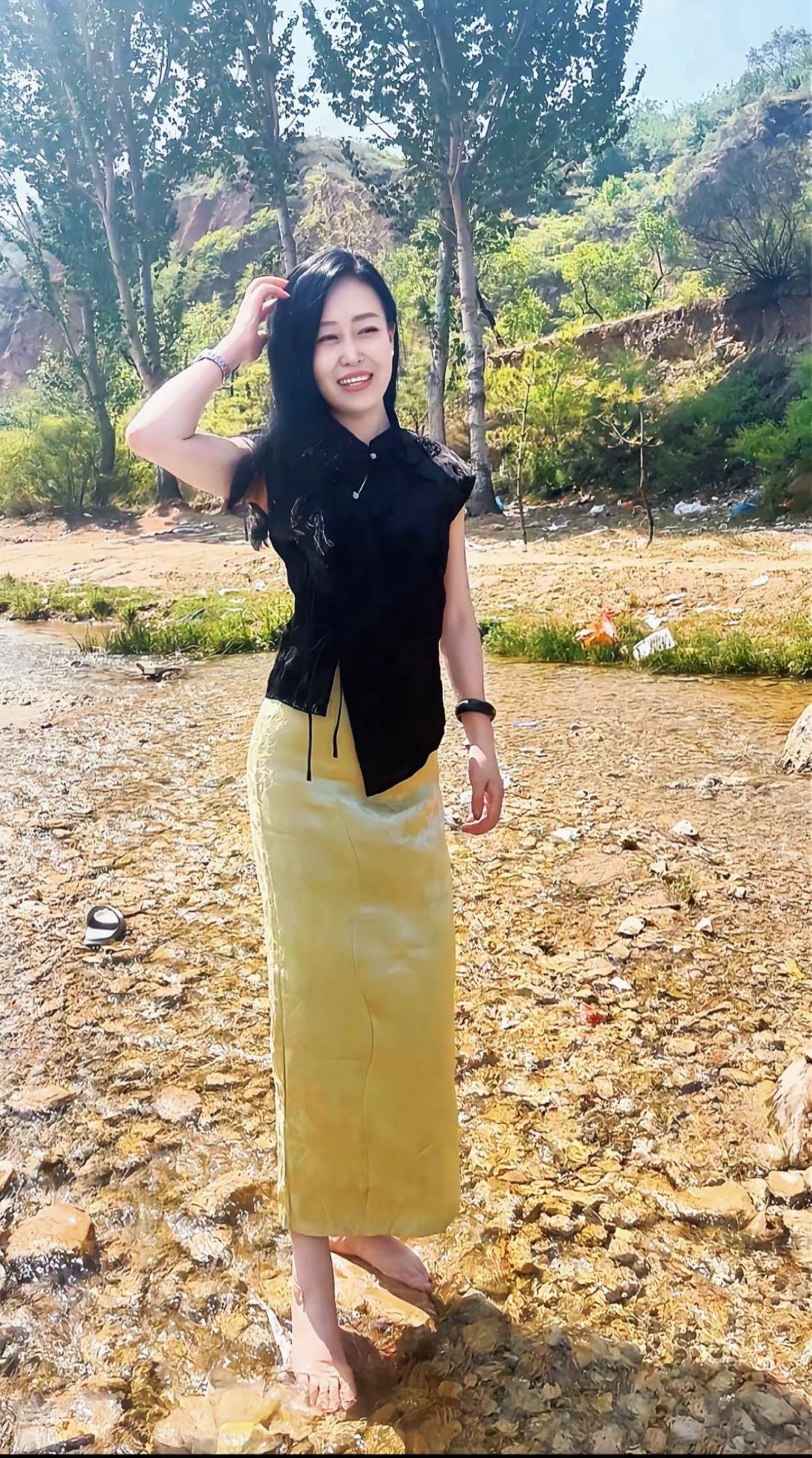 不用等谁照亮，我的笑容本就灿烂