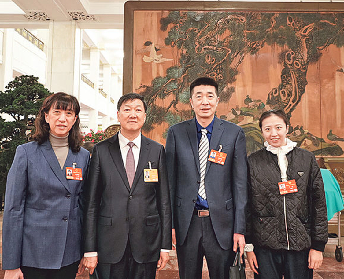 两会 赖亚文、安家杰、丁霞和国家体育总局局长高志丹合照中国女排