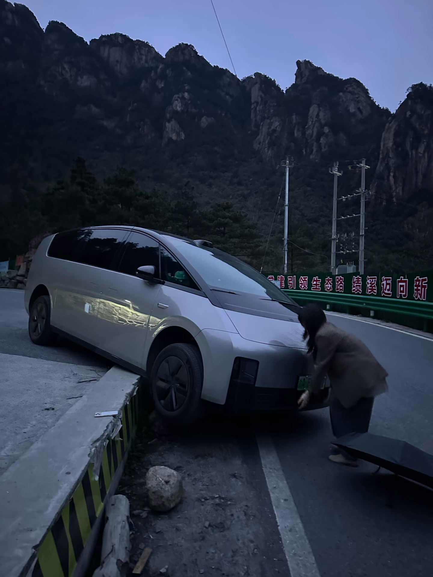 这位MEGA车主的心态真好啊，徒手搬车！！！