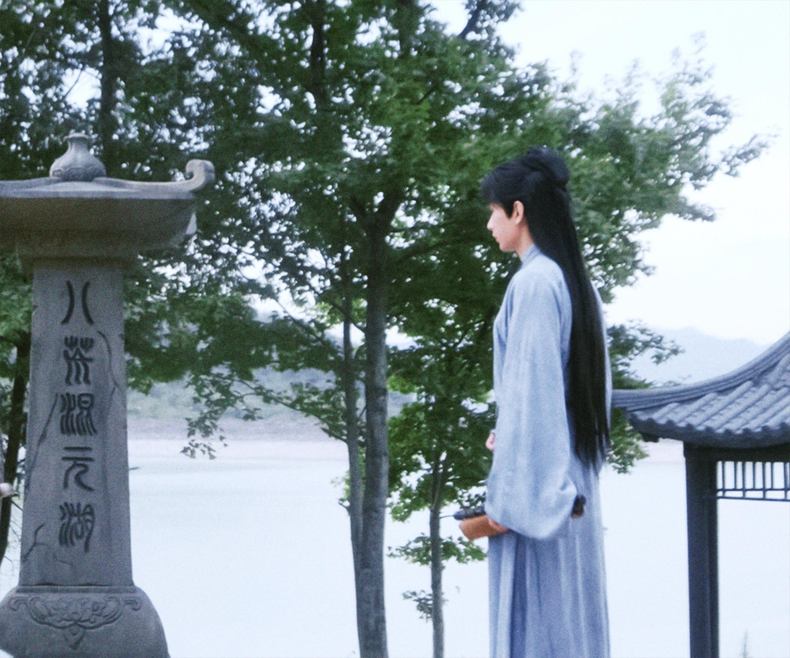 ⸝⸝               蓝衣小花🤲🏻连发丝都是美的成毅李莲花