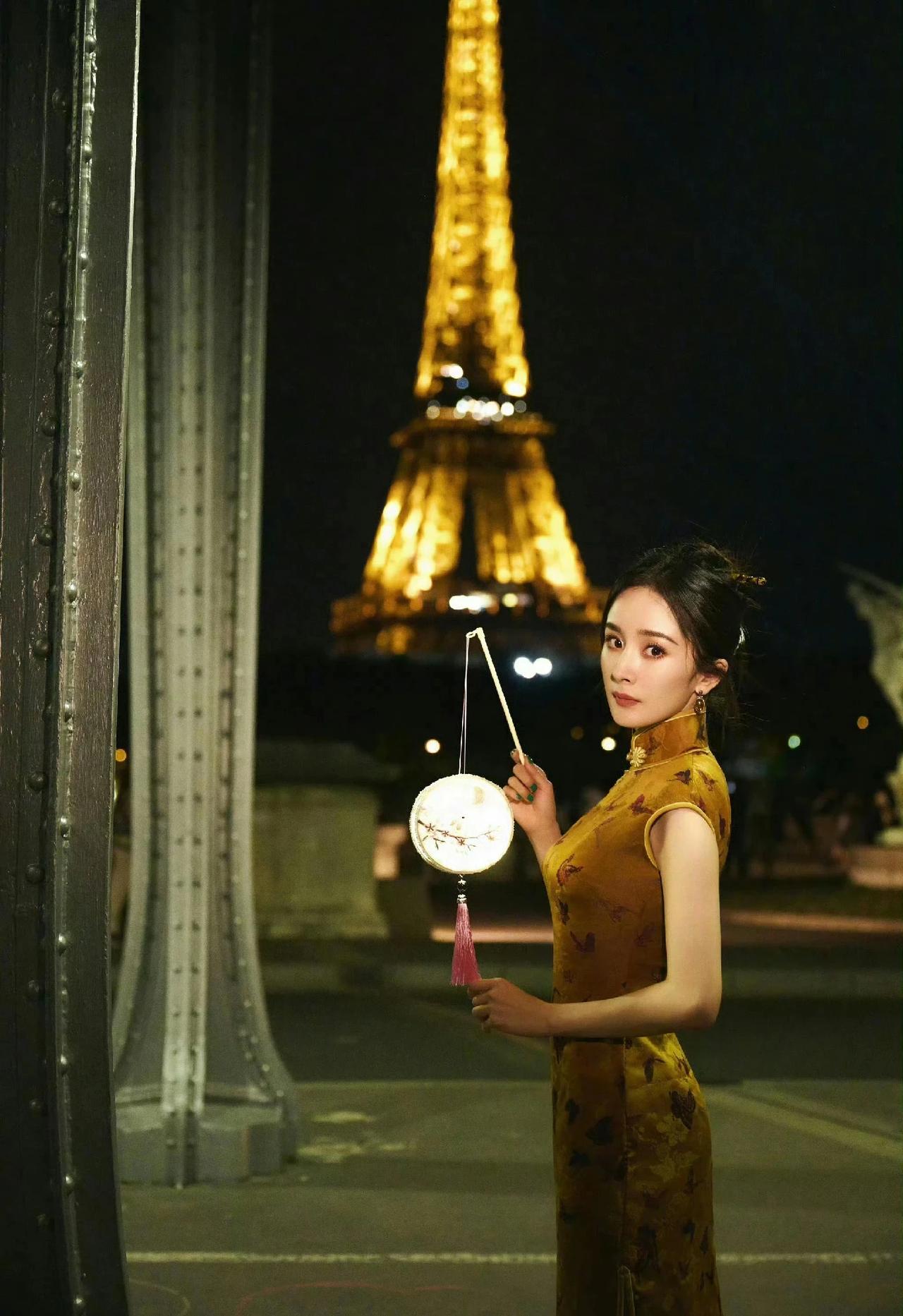 中国女人闪耀巴黎，
埃菲尔铁塔都黯然失色！[呲牙]
杨幂粉丝吃太好了，
大家中秋