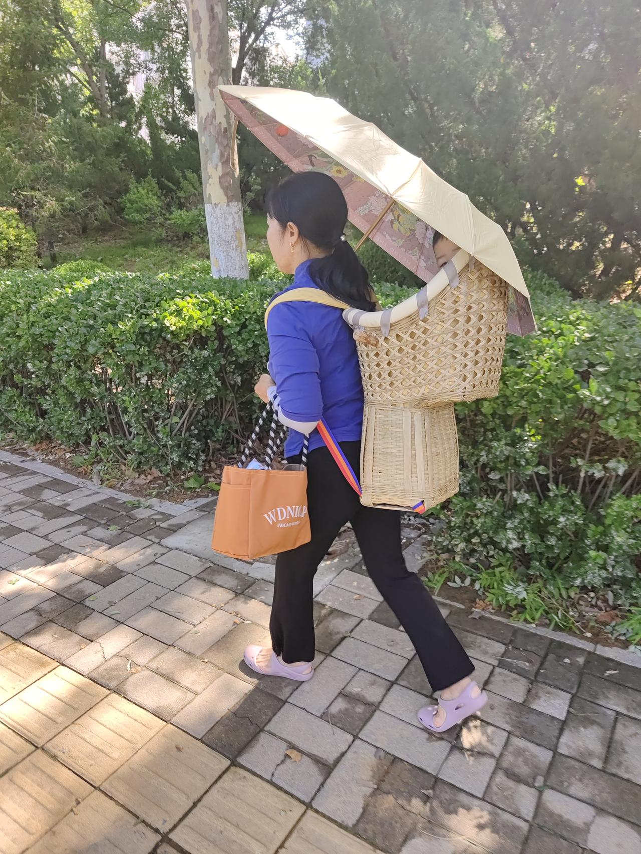 近日，外交部刘劲松司长访问菲律宾，菲方就台湾、南海、担任东盟轮值主席国，向中方作