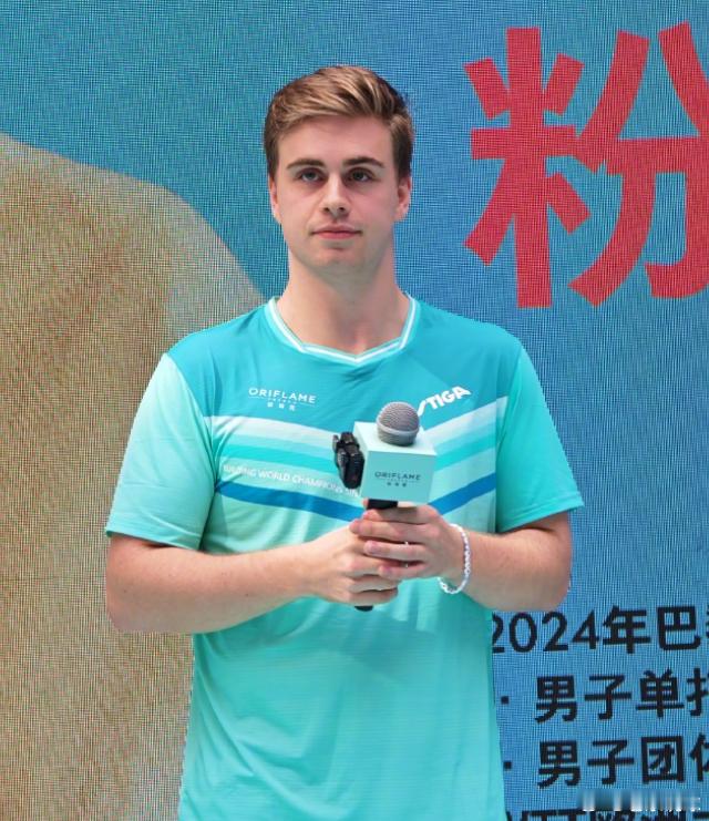 莫雷加德粉丝见面会这个小莫，在欧美算是大帅哥了吧。颜值还是挺扛打的。 ​​​​