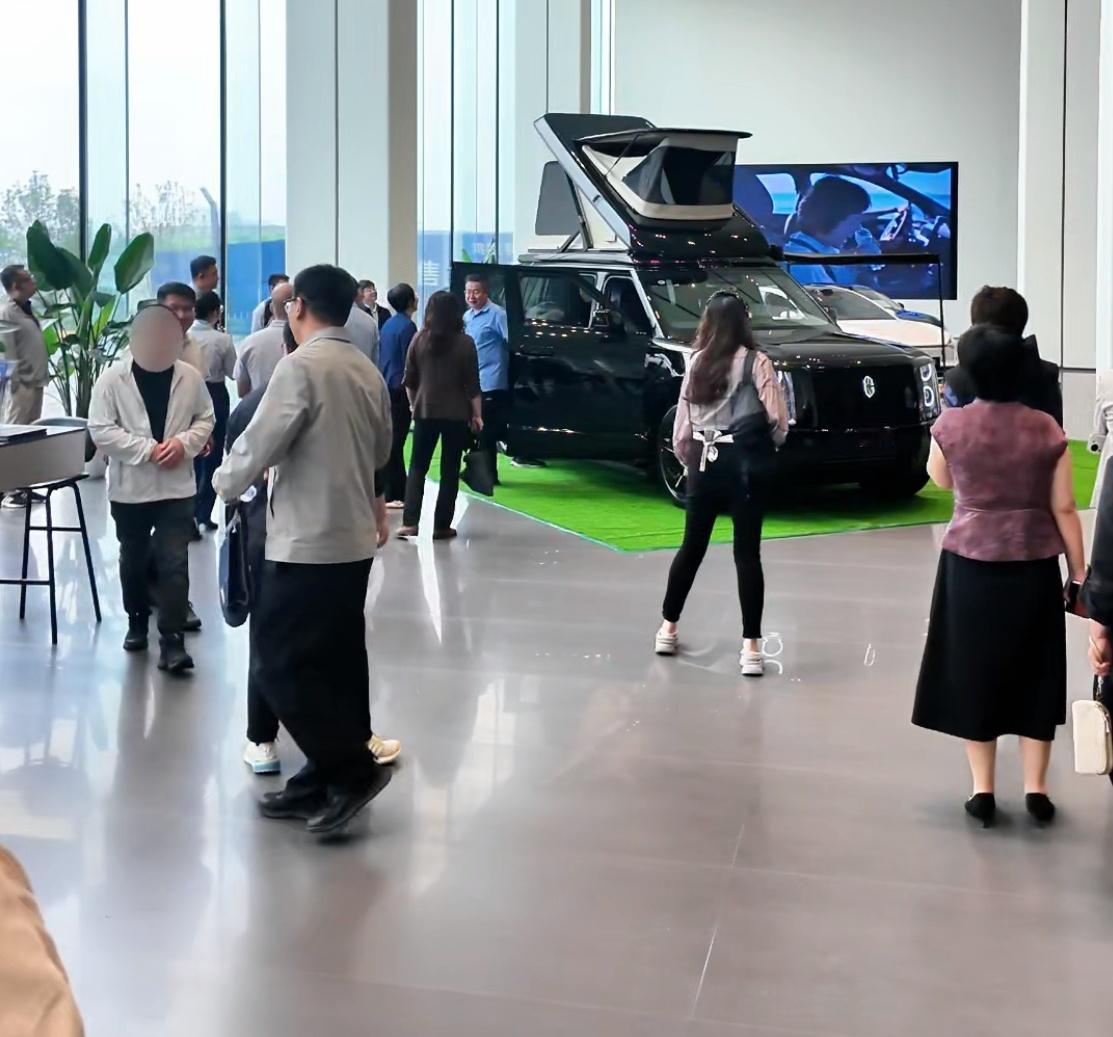 享界G9上市即爆火，成都车展上也是焦点所在，各地门店看车咨询持续火爆不是没有原因