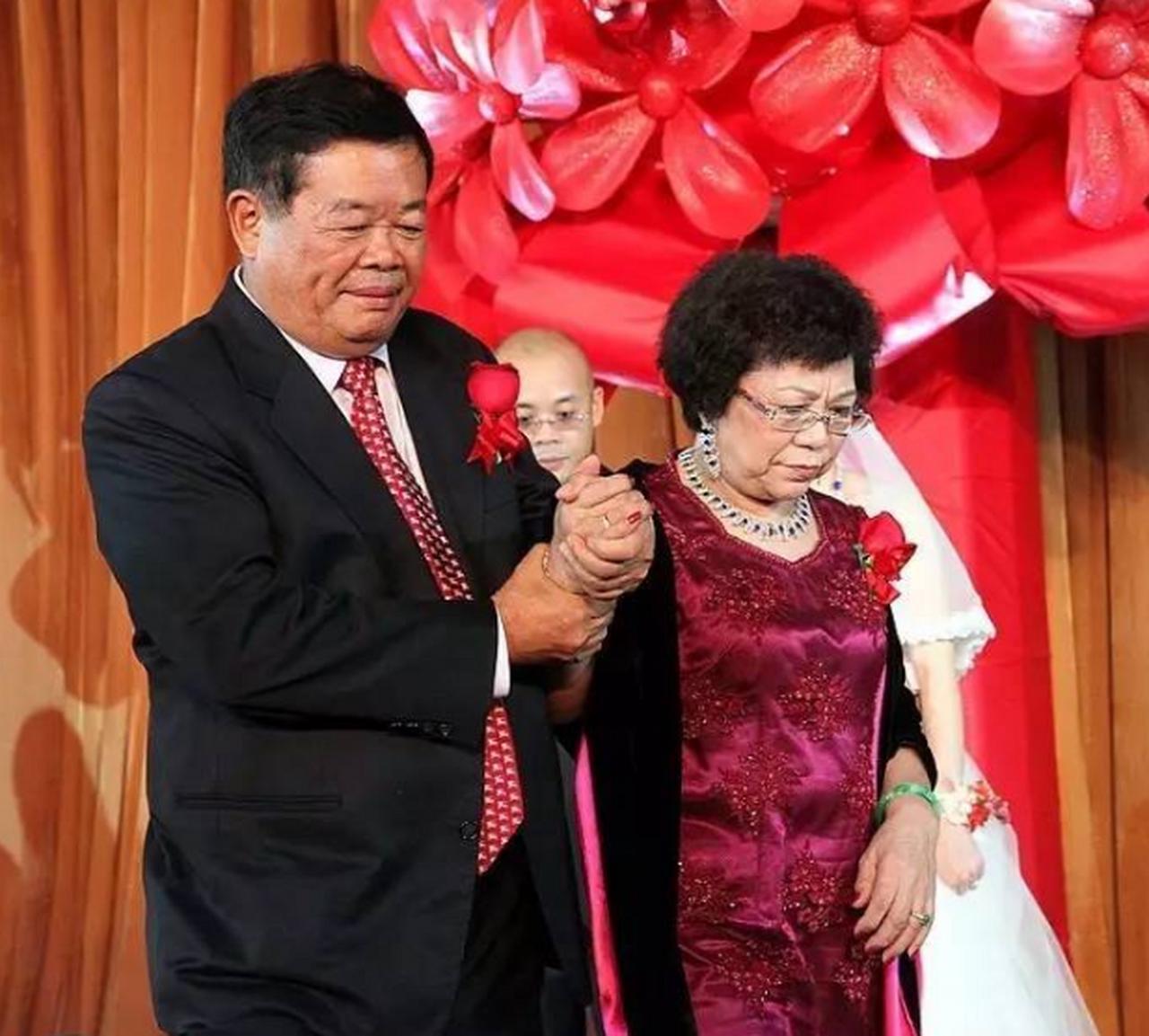 当年，曹德旺遇到红颜知己后，便对妻子陈凤英说：“我有心上人了，咱们离婚吧，只要你