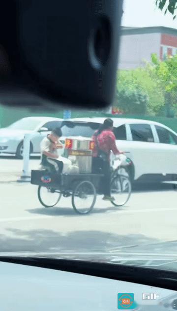 最戳人心的街头一幕
 
街头这一幕，真的瞬间看红了眼眶！
 
一位母亲用力蹬着三