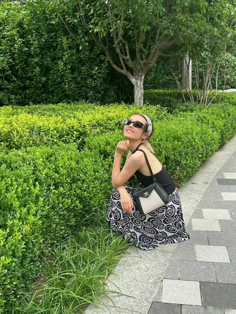 张子枫瘦成这样了2026年7月18日，张子枫发布的户外随拍中，她身穿黑色挂脖背心
