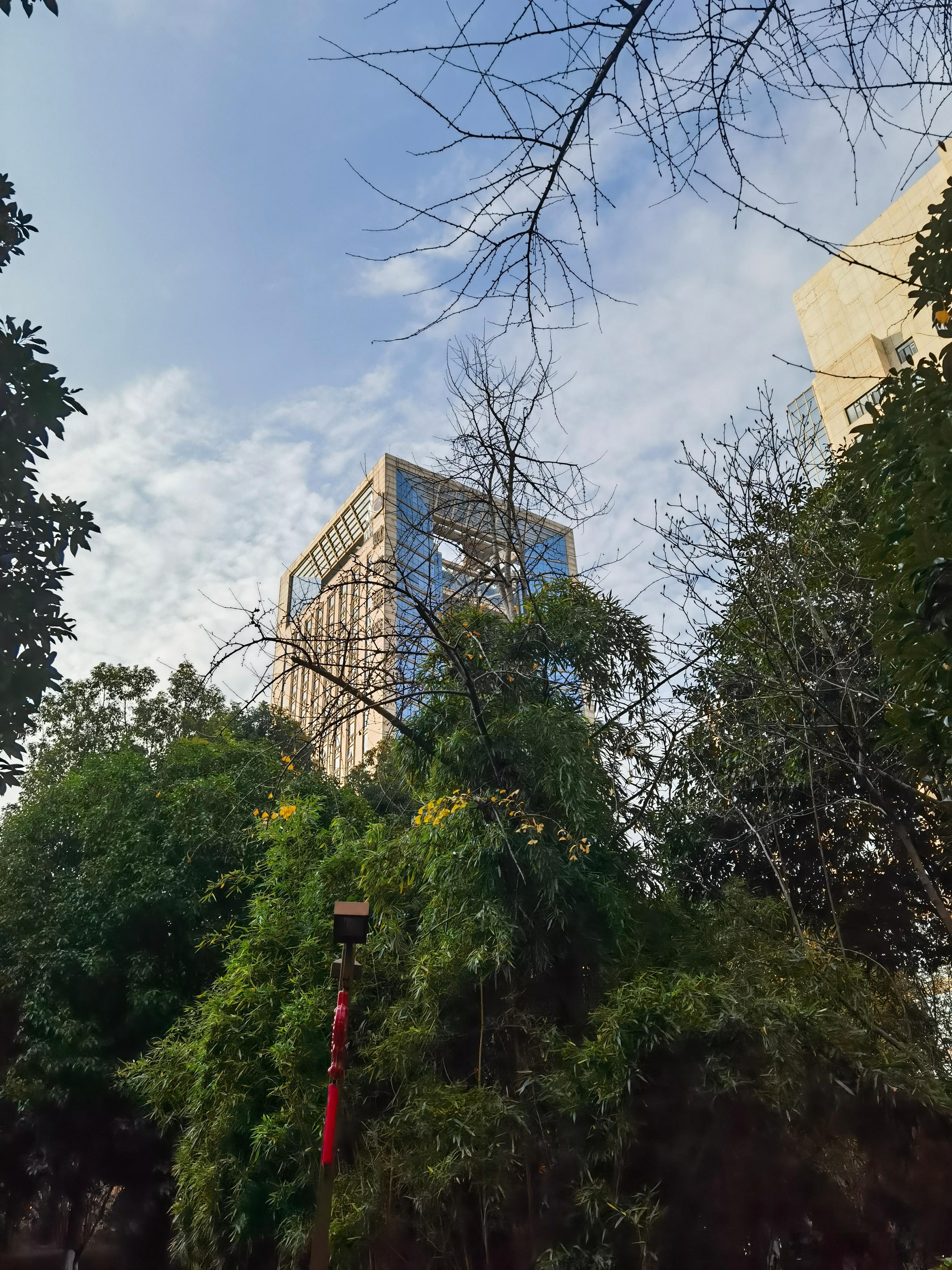 冬至观政测晷观天，正子半阳回，岁计莫亏升斗米；调元掌炭，纵宵长寒重，民炊不冷鼎钟