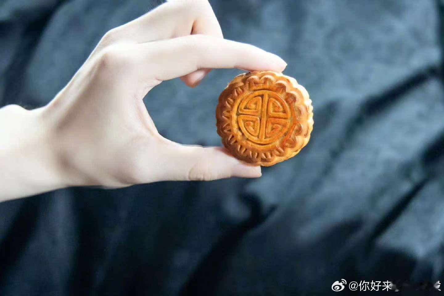 成毅晒自己拍的月亮成毅说月圆人团圆 成毅说月圆人团圆~ ​​​