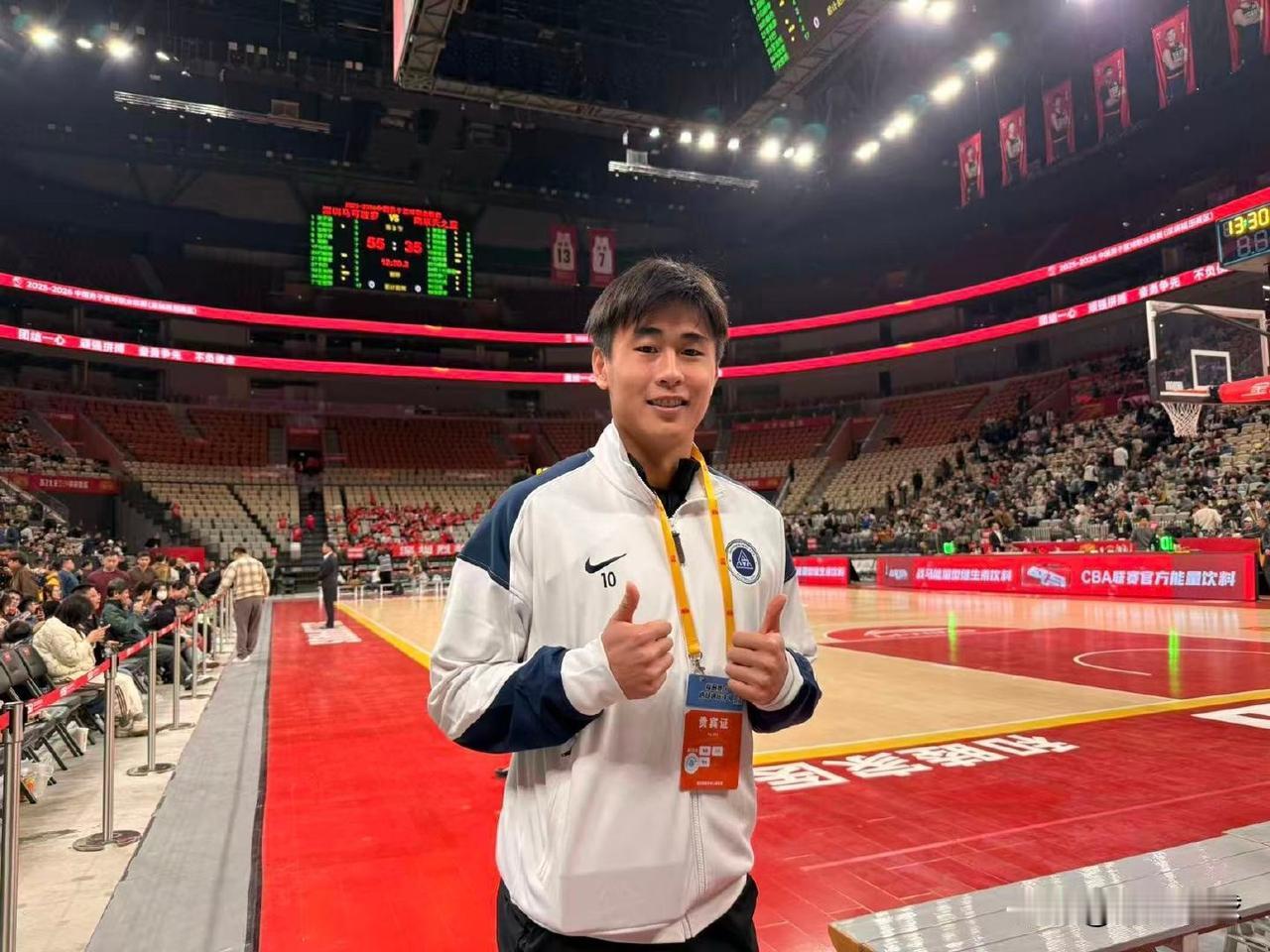 戴伟浚又又又伤了…昨晚晚，深圳新鹏城球员戴伟浚拄双拐亮相CBA赛场，助力深圳马可