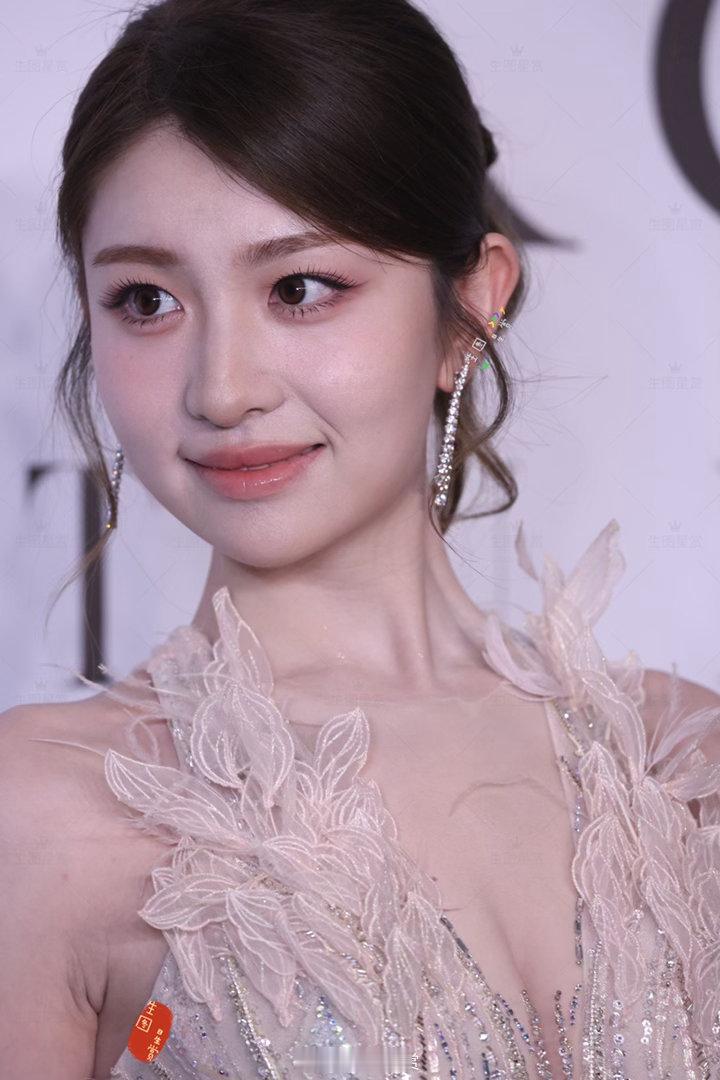 徐如蓝上海时装周拍了拍蓝蓝美成仙了🫧 ​​​