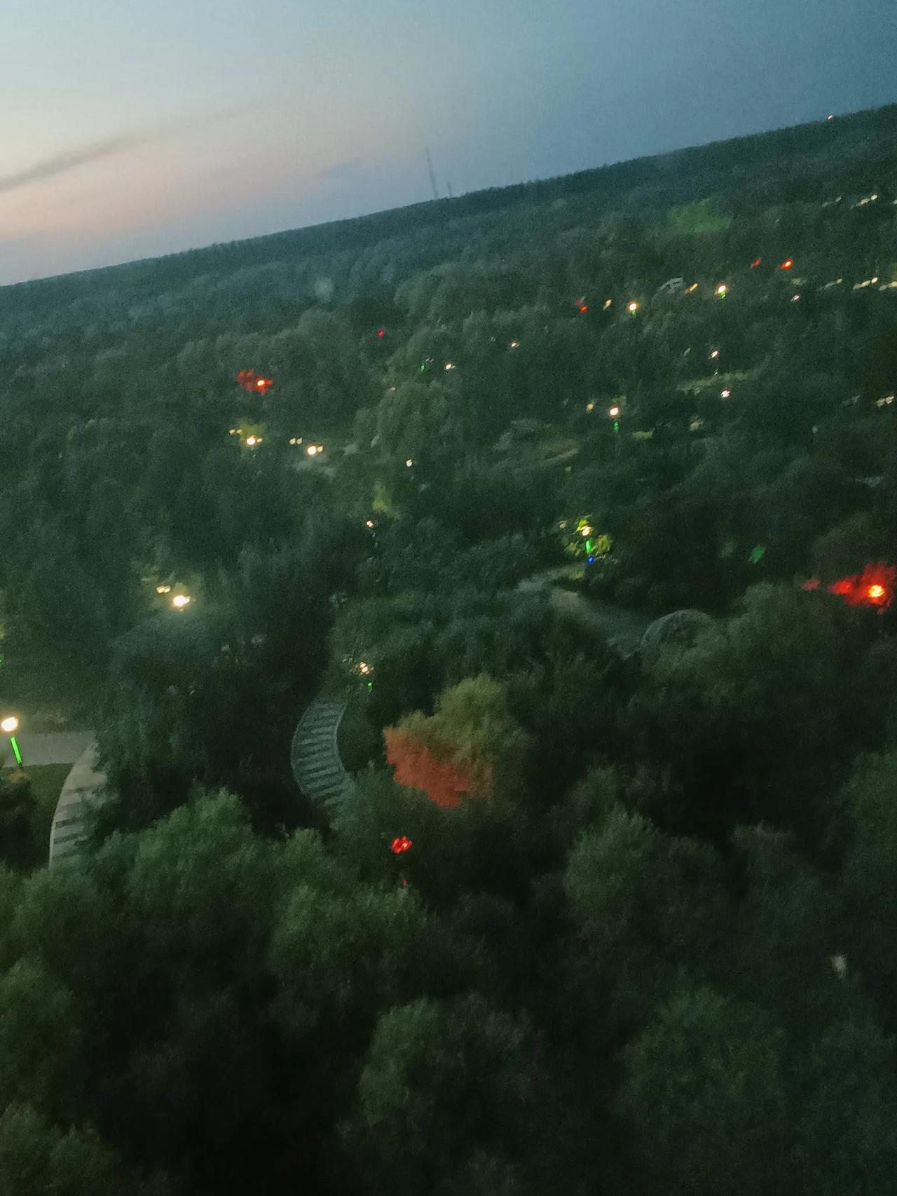 每个孩子都不一样的，有的走的早，有的走的晚，这样的老人最烦人了，我大儿子小的时候
