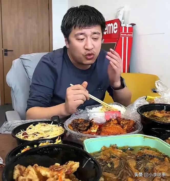 我有个45岁开公司的老板说，
聊到张雪峰那件事，他一句话直接让我破防。
 
我问