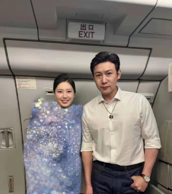 空姐这衣服的马赛克是不是离谱了点啊 ​​​