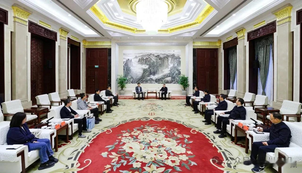 靳东真成了老干部，12月1日，中国煤矿文工团团长靳东去贵州，贵州省一把手亲自接见