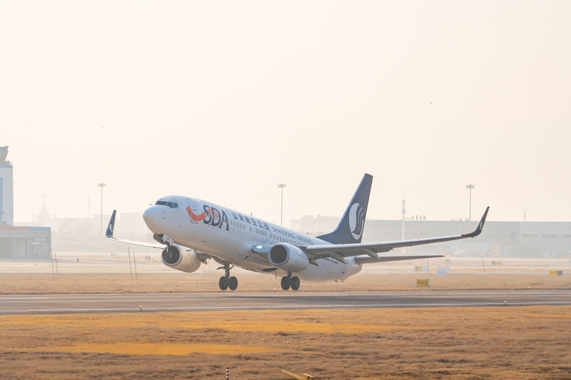 【#波音CEO称正指望特朗普跟中国签大单#】当地时间4月22日，波音公司总裁兼首