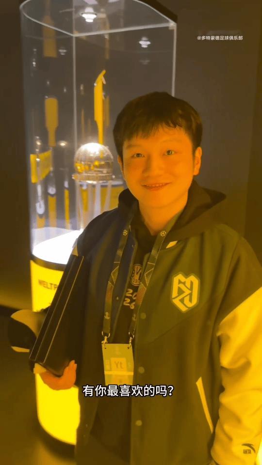樊振东参观多特奖杯陈列室 只要是奖杯 俺都喜欢