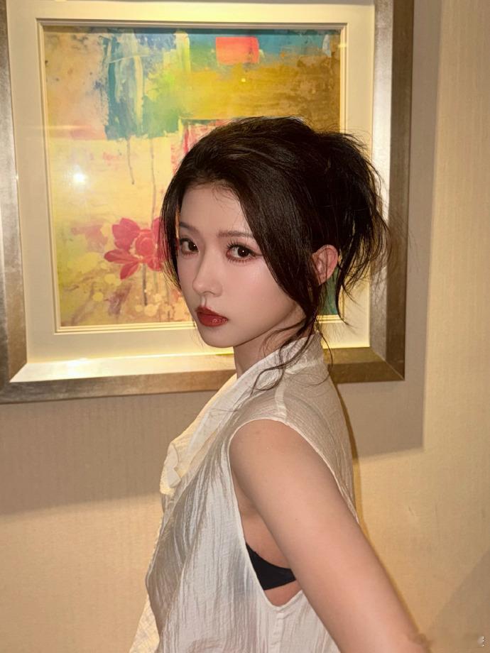 何蓝逗古装造型好美何蓝逗生活碎片抱着小猫、身着古装，何蓝逗用一组plog定格整个