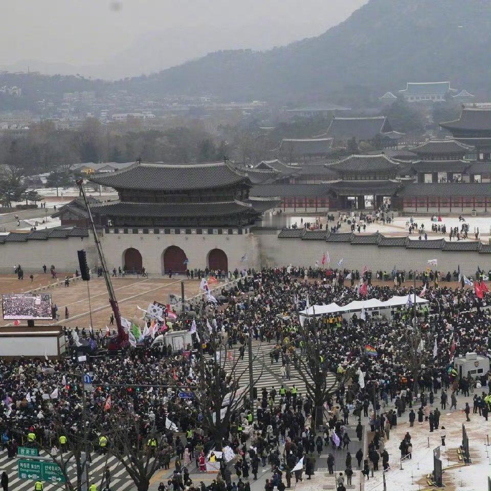 看图片就像“赶大集”一样！【 首尔市中心爆发大规模示威 ，两派针锋相对】据韩联社