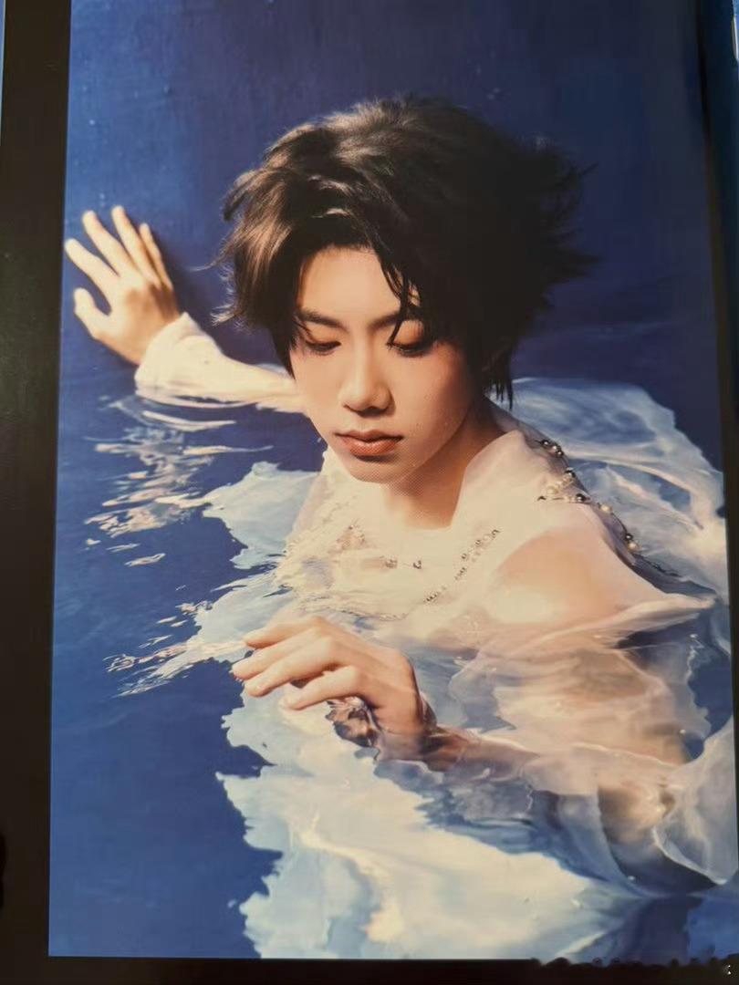 陈奕恒水下写真陈奕恒生周手写信💫少年的浪漫从不缺席！陈奕恒水下写真氛围感十足，