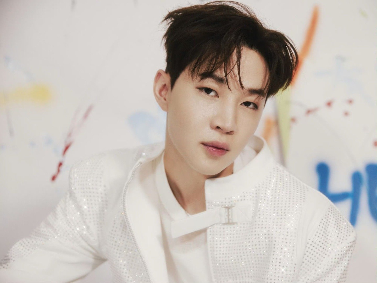 Henry出发巴黎时装周 机场瞬间变T台，Henry用自信步伐演绎时尚态度。简约