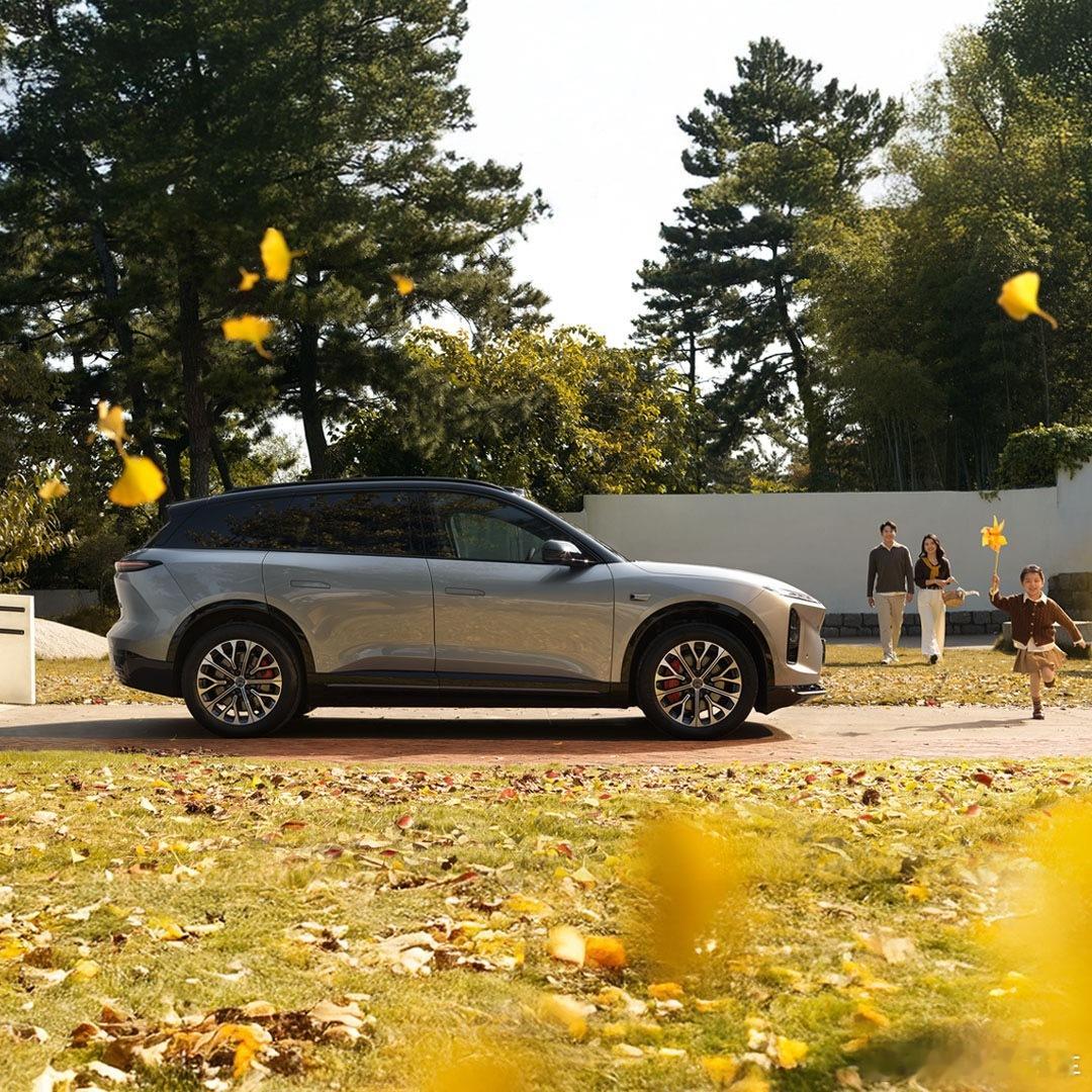 【蔚来新ES6纪念版】整车售价34.98万元，租电售价24.18万元；比标准版贵