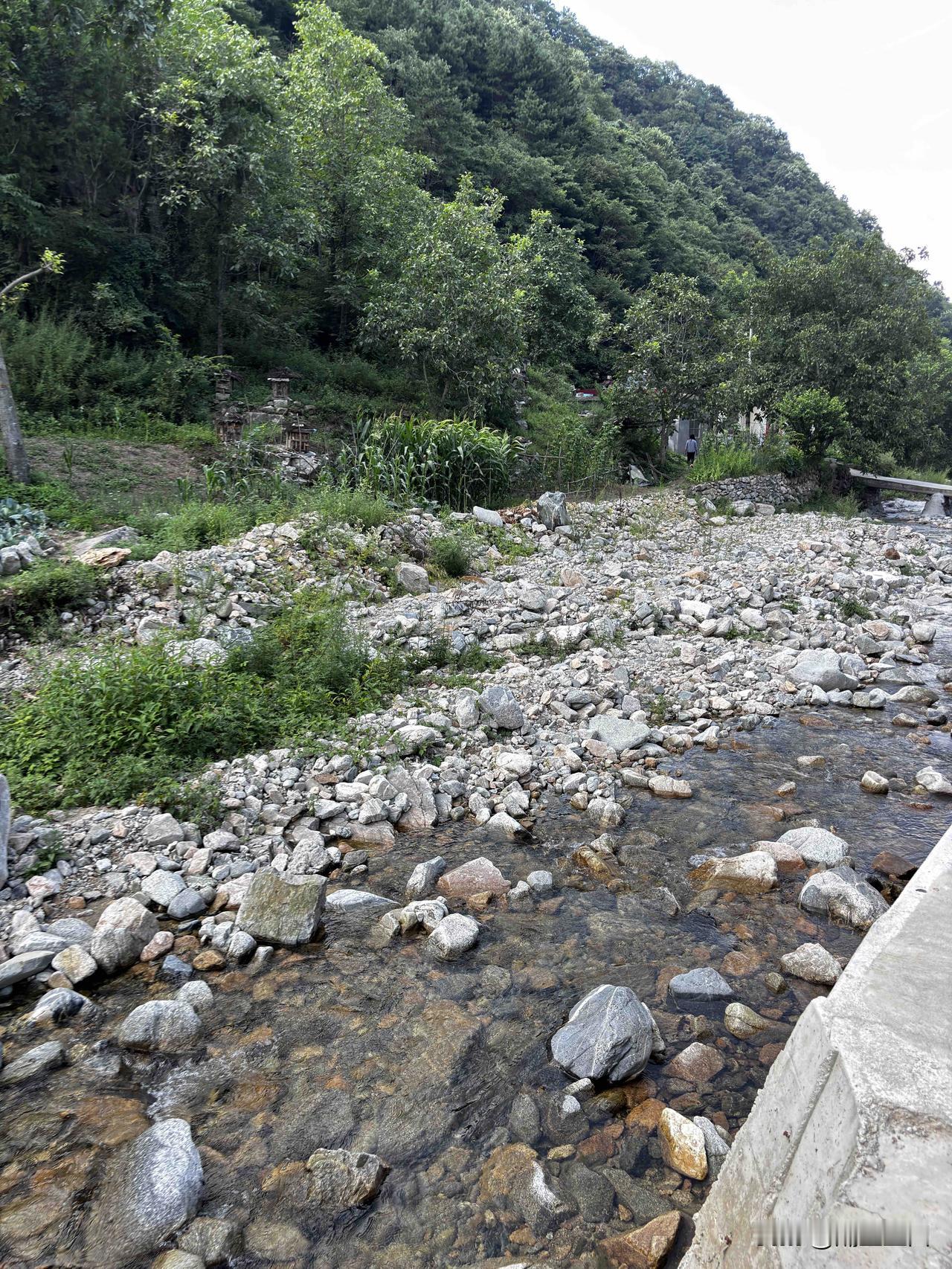 蓝田西采峪随拍，这里安基附近，这里河道水很清澈，路边这些房子，是移民安置房吧，是