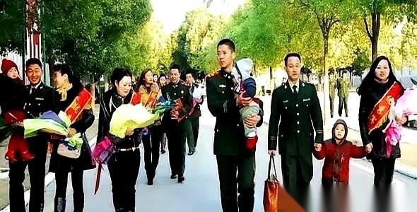 18岁，639分，没去名牌综合大学，一头扎进了军校。
报到那天，这姑娘身后竟然浩