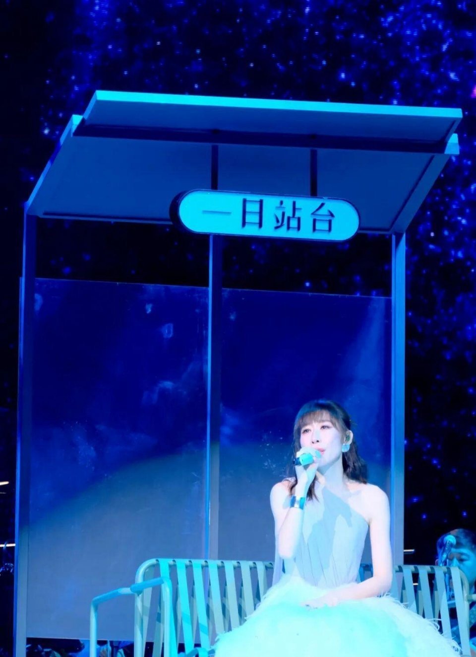 吴越宋佳秦岚刘琳郭京飞等齐聚，任素汐演唱会火爆，半个娱乐圈现身捧场 