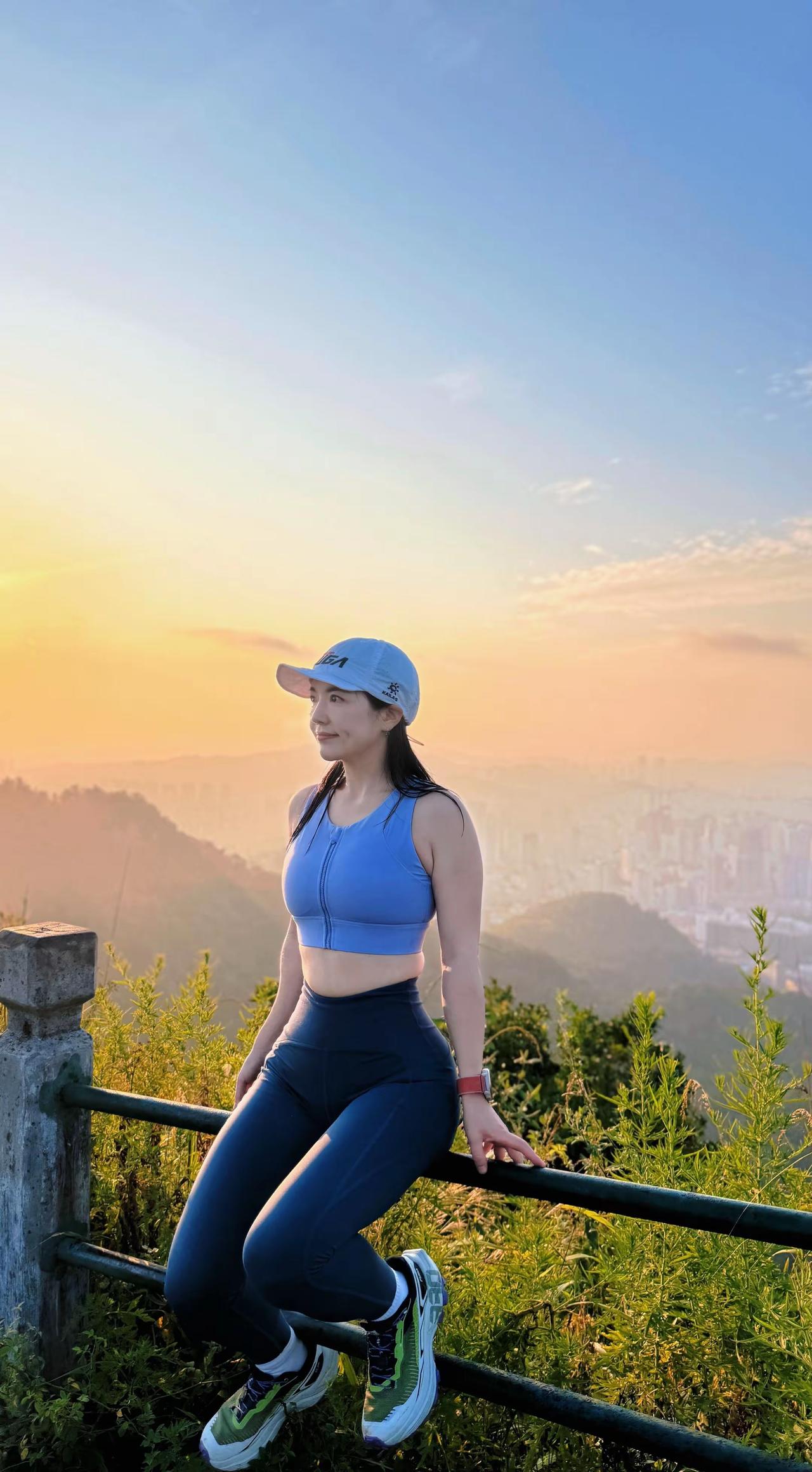 女生户外运动分享生命在于运动，适度运动有益身心健康。跑起来吧，迎着风，向前冲，为