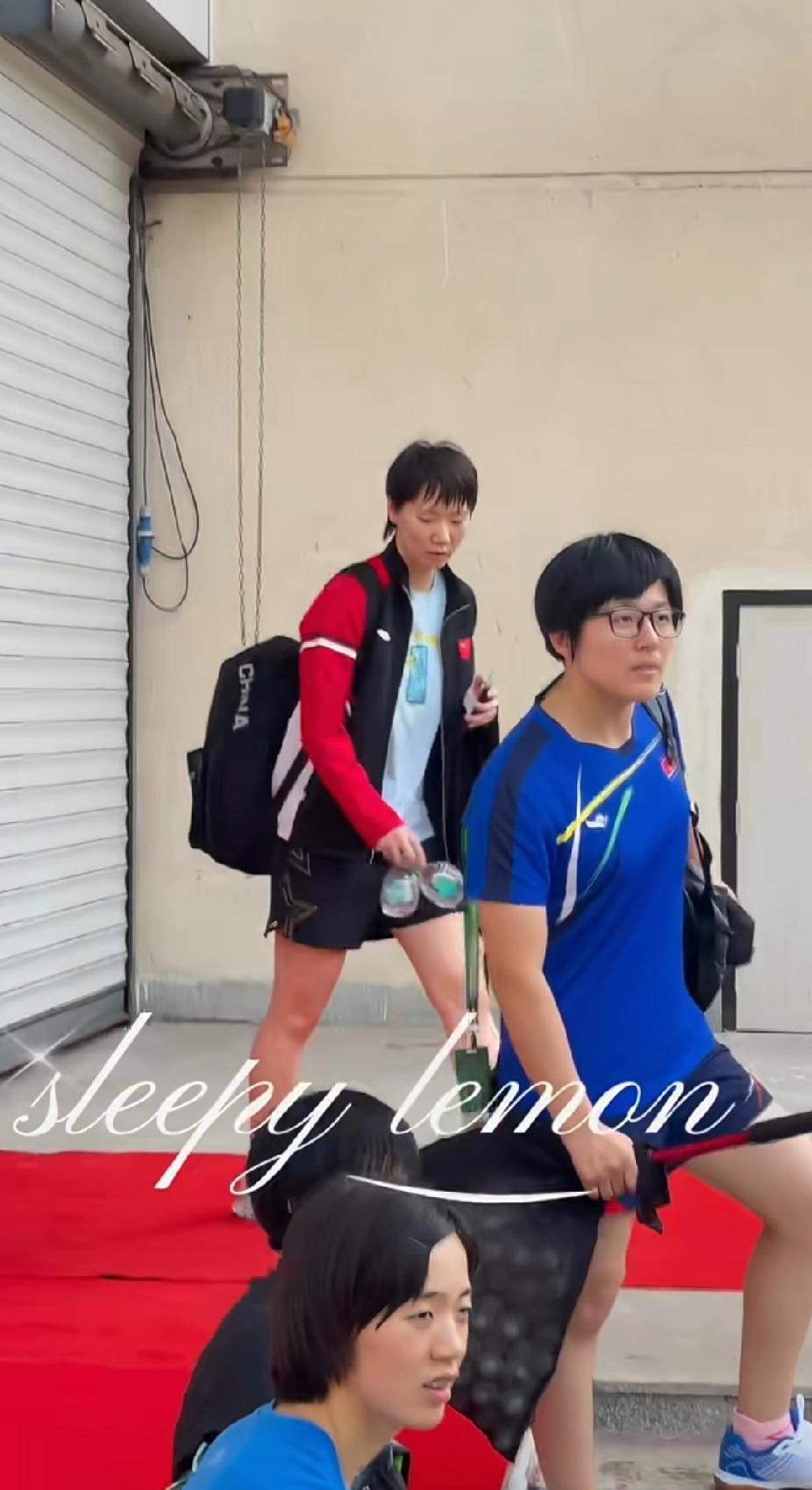 王曼昱亚锦赛训练后路透：专注又随性的乒乓女将
 
印度亚锦赛训练场外，王曼昱结束