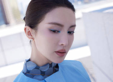#金晨骨相美##金晨好圆的一颗头#蓝色套装与大光明发型的搭配，让金晨的骨相美更加