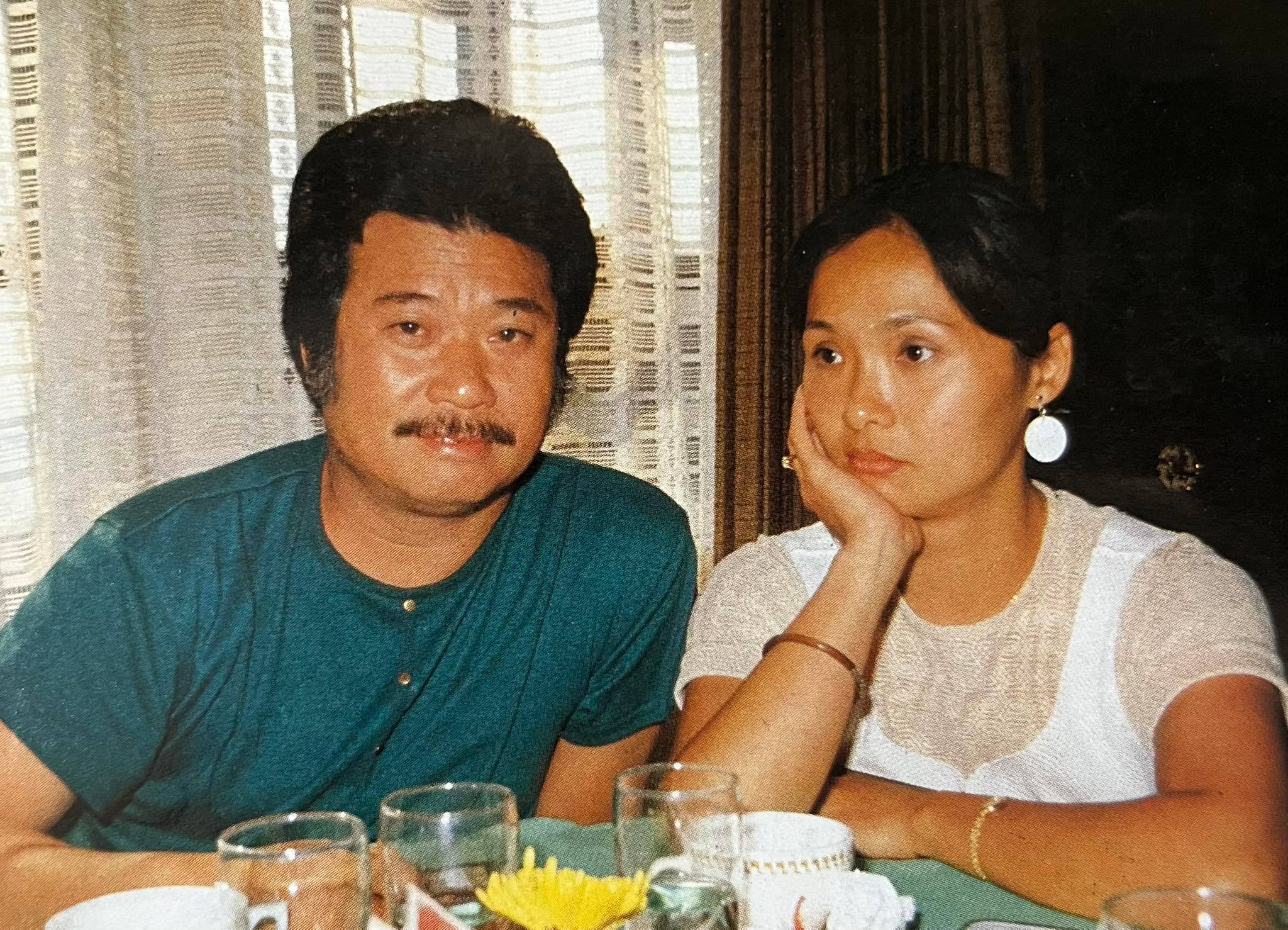 唐佳与雪妮，1983年9月的合照。杂志旁白：一代女侠雪妮：坐在丈夫唐佳身旁，从前