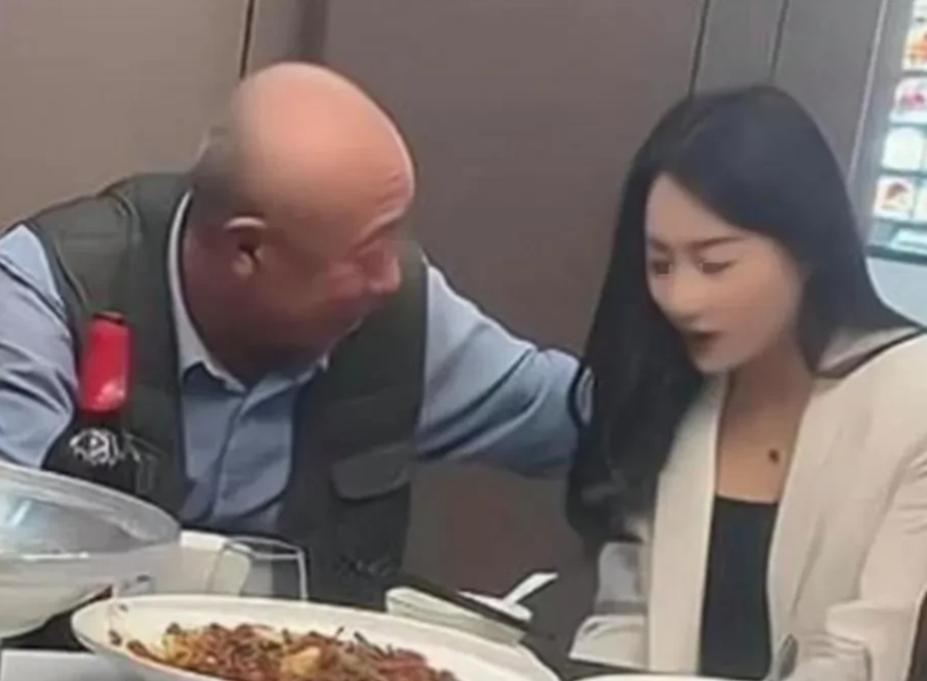 白嫖成功？天津，一大爷见照顾自己的保姆年轻漂亮，便对她说如果保姆嫁给他，可以送她