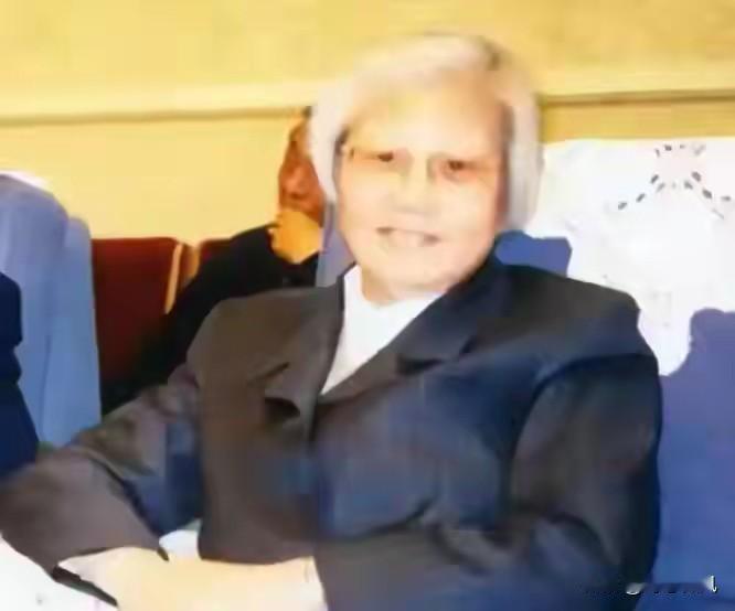 她，陪毛主席走完最后一程，一生未婚，与主席同月同日离世！
 
很多人看到这句话，