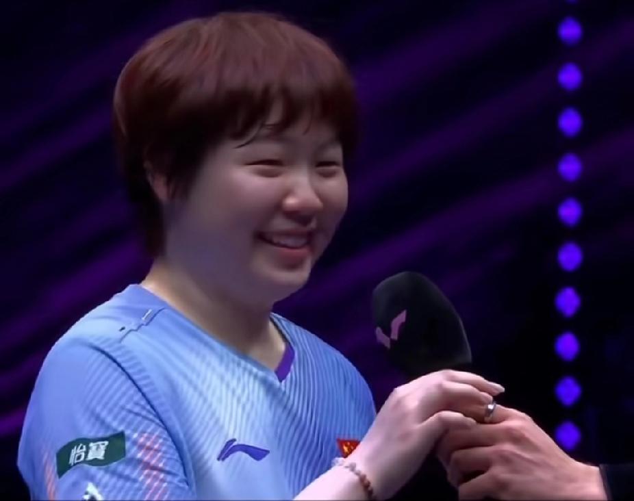 蒯曼：提到莎姐就笑，眼里全是光✨
 
赛后采访被问到下一场对手，蒯曼笑着点头：“