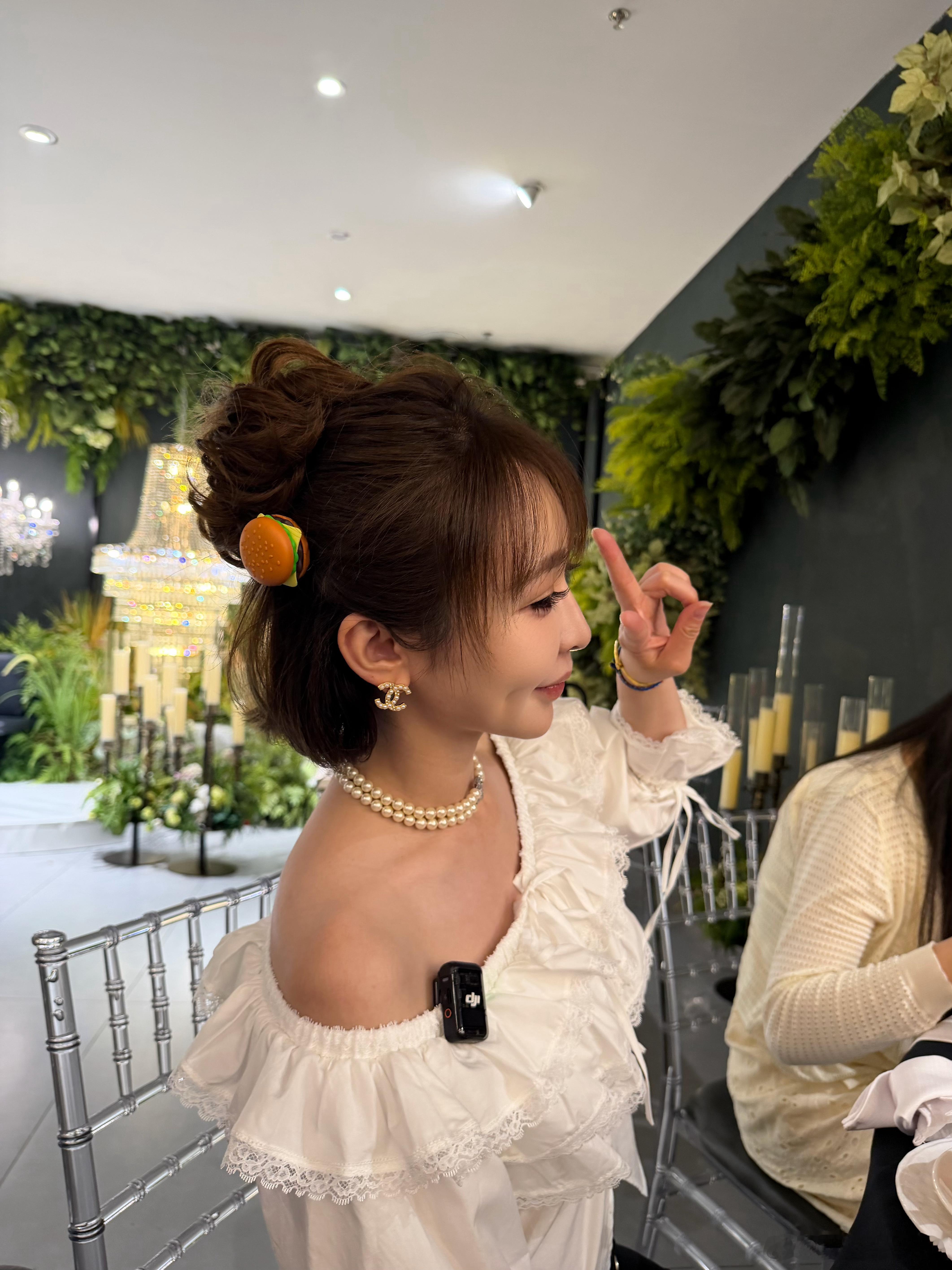 早呀，上班快乐🎉收到了一个汉堡发夹，哈哈哈哈哈 