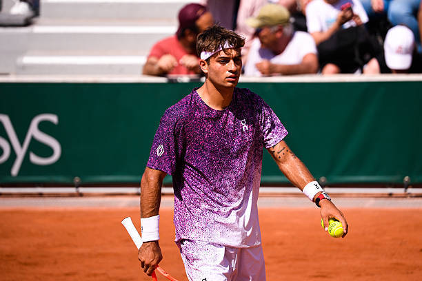 吴易昺无缘法网32强 吴易昺3个4比6不敌科博利法网男单第二轮，男单独苗吴易昺4