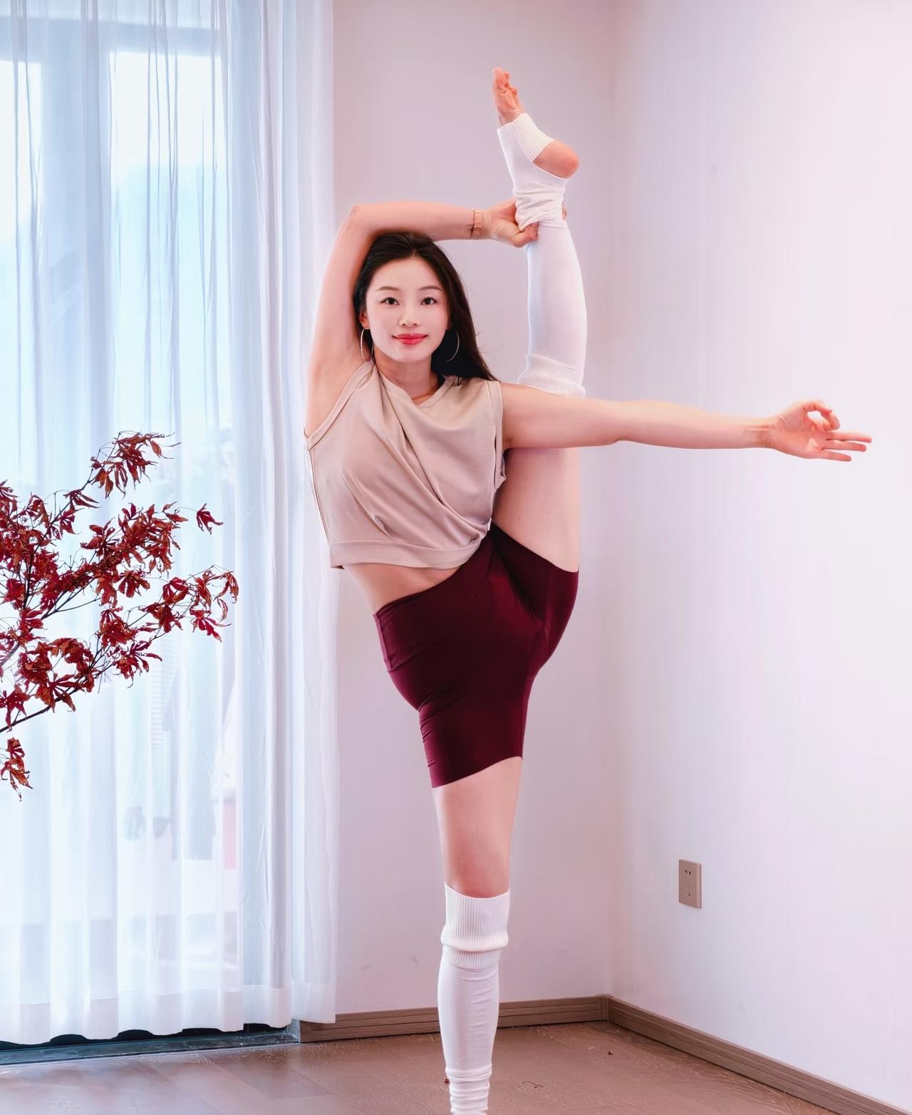 很多人以为瑜伽只是柔软，其实真正的力量，藏在每一次温柔的坚持里。
柔不是弱，是收