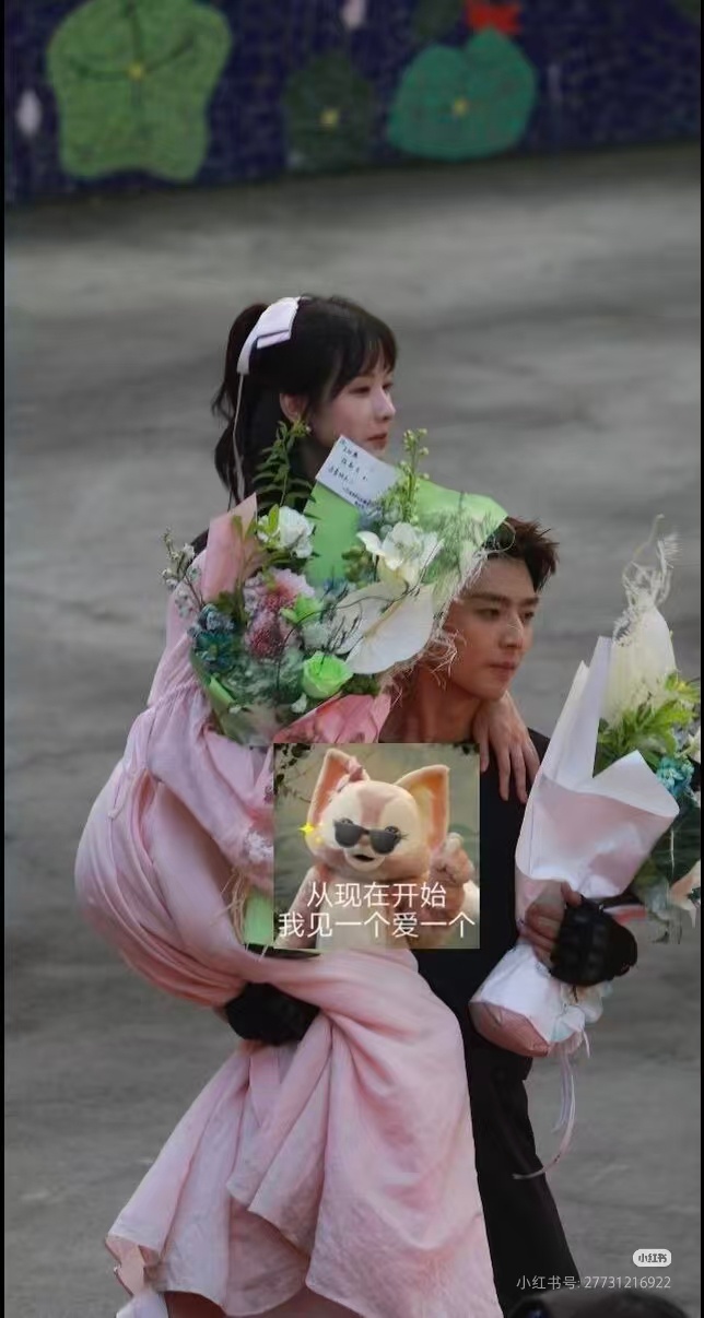 陈都灵被陈靖可单手抱起今天也没变成玩偶呢 捧着一大束花艺，缎面蝴蝶结点缀发丝，单