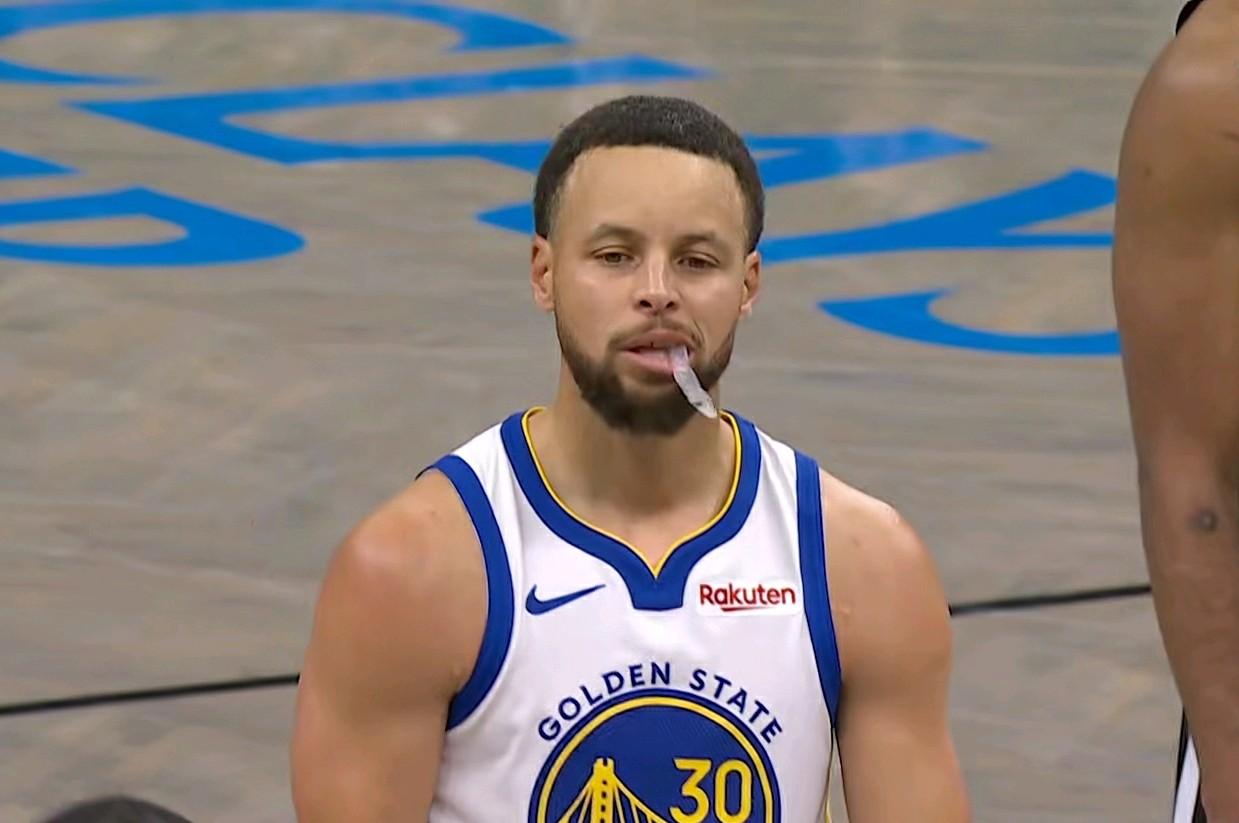 没想到居然这么多人黑库里！在勇士客场打篮网的末节比赛中发生尴尬的一幕：

科尔的