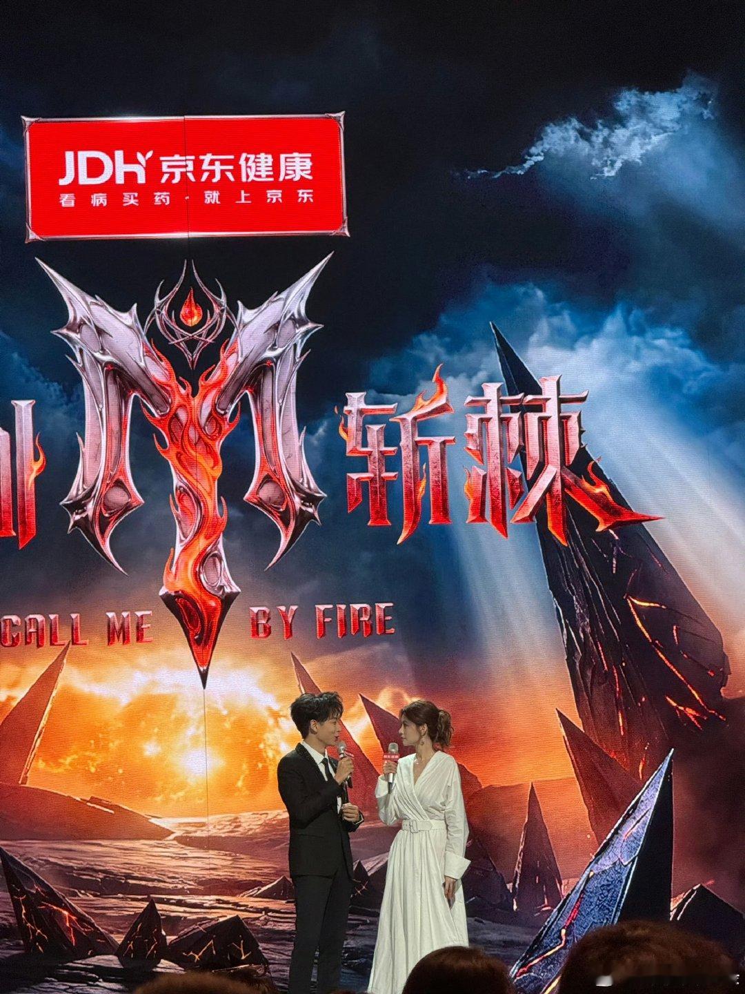 沈梦辰回应漂亮裙子配丑鞋 被沈梦辰这句单押笑到，综艺效果直接拉满哈哈。 