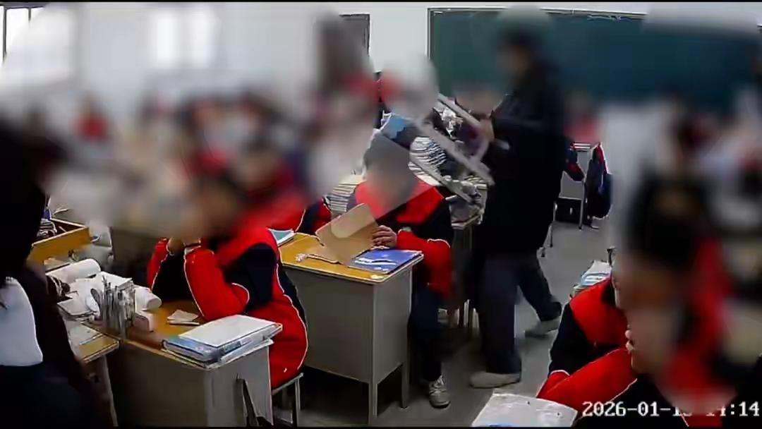 实在是太狠了，这样的凳子砸到后脑勺，很容易造成人员重伤甚至死亡，有什么样的仇恨能